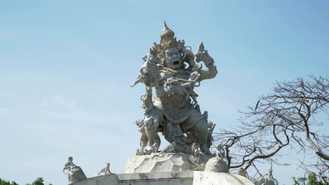 Statue-des-Gottes-kämpfen-mit-Affen-in-Pura-Luhur-Uluwatu,-Bali