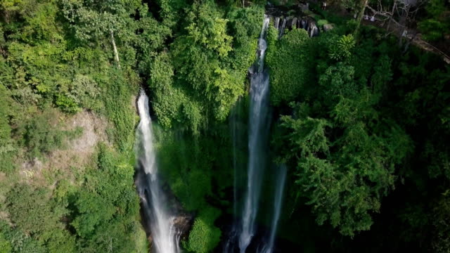 Luftaufnahme-des-Wasserfalls-im-grünen-Regenwald