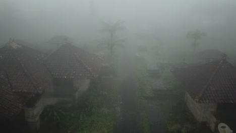 Annäherung-an-verlassenen-balinesische-Häusern-und-Infinity-Pool-mit-Nebel-4K