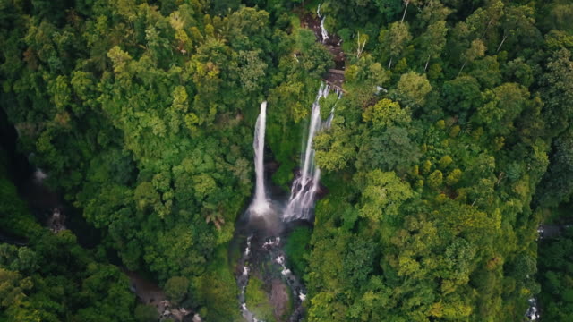 Circling-The-Waterfalls-In-The-Middle-With-Jungle-Surrounding-4K