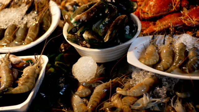 Asiatische-Meeresfrüchte,-Garnelen,-Langusten,-Krebse-an-der-Theke-in-Street-Nachtmarkt.-Thailand,-Pattaya