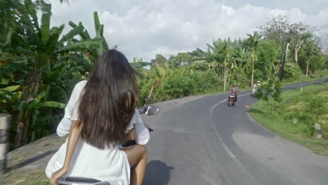Paar-auf-Roller-in-Bali-reisen