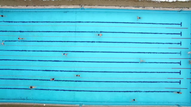 Schwimmer-Praxis-im-Schwimmbad-Winter.-Luftaufnahme