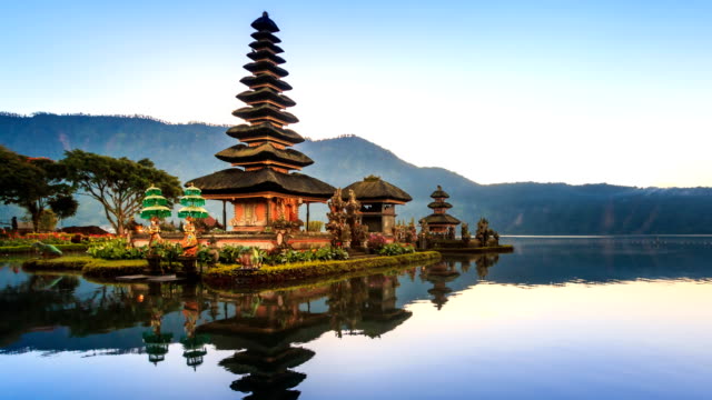 Pura-Ulun-Danu-Bratan-Temple-On-Water,-Bali-Landmark-Travel-Place-Of-Indonesia-4K-Time-lapse-(zoom-out)