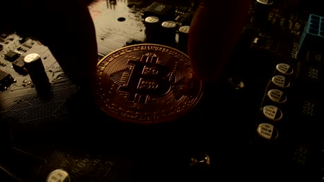 Bit-Münze-BTC-Goldmünzen-auf-dem-Motherboard.-Bitcoin-ist-ein-weltweit-Kryptowährung-und-digital-Payment-System-die-erste-dezentrale-digitale-Währung-genannt.