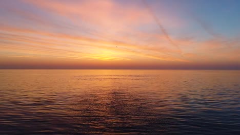 Wunderschönen-Sonnenaufgang-über-dem-Meer-Wasser-video