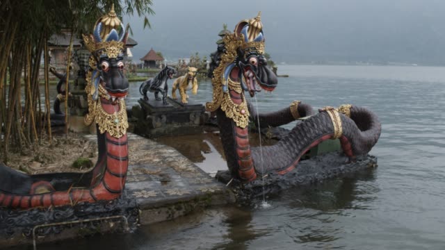 Tempel-am-See-in-Bali-Indonesien