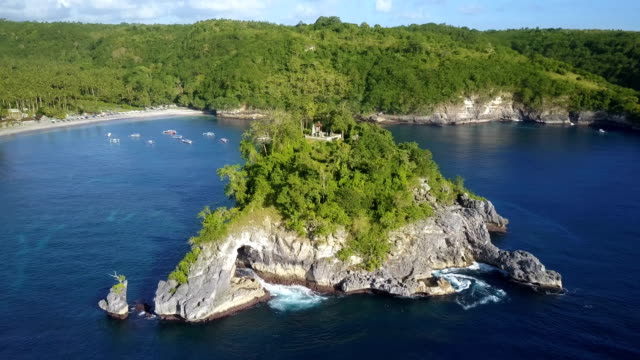 Luftaufnahme-der-schönen-Bucht-und-tropischen-grünen-Insel-mit-azurblauen-Wasser-des-Ozeans
