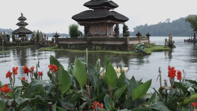 Templo-en-lago-en-Bali,-Indonesia