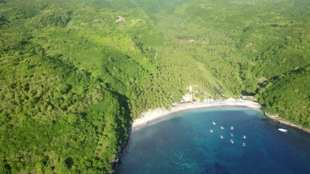 Luftaufnahme-der-schönen-Bucht-und-tropischen-grünen-Insel-mit-azurblauen-Wasser-des-Ozeans