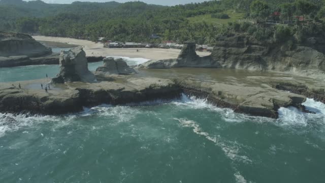 Luftaufnahmen-der-Naturstrand-in-Indonesien
