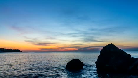 Zeitraffer-der-Strand-bei-Sonnenuntergang,-Bali,-Indonesien