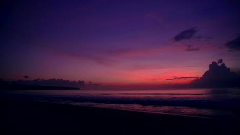 Leuchtend-bunte-Sonnenauf--oder-Sonnenuntergang-am-Meer-mit-Wolken-am-tropischen-Strand