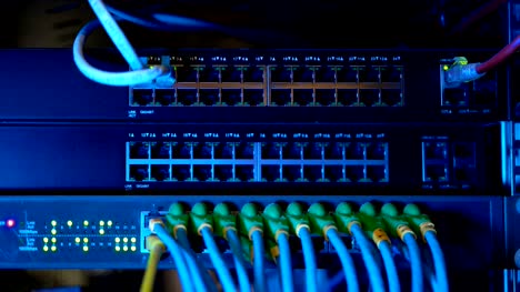 Netzwerk-Server-Panel-mit-Schalter-und-Patch-Kabel-Kabel-im-Datenraum.-Digitalrechner-für-Technik-Hintergrund.