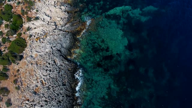 Luftaufnahmen-von-schönen-steilen-Felsküste,-türkisfarbenes-Meerwasser,-großen-Klippen-Küste.-4k