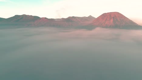 Monte-Bromo-una-vista-aérea-de-360-cubiertos-con-niebla-en-la-hora-dorada,-Indonesia