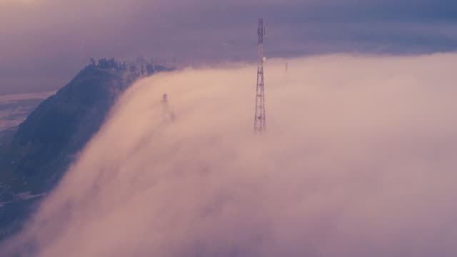 Neblina-que-fluye-en-vastos-paisajes-de-Monte-Bromo-al-atardecer-una-vista-aérea,-indonesia