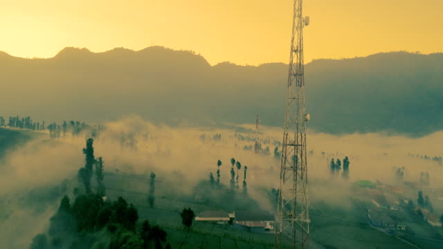 Neblina-que-fluye-en-vastos-paisajes-de-Monte-Bromo-al-atardecer-una-vista-aérea,-indonesia