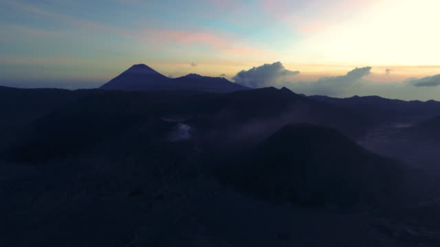 Mount-Bromo-eine-Luftaufnahme-360-zur-goldenen-Stunde,-Indonesien-mit-Nebel-bedeckt.