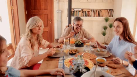 Glückliche-Familie,-gesunde-mediterrane-Mahlzeit-zu-Hause