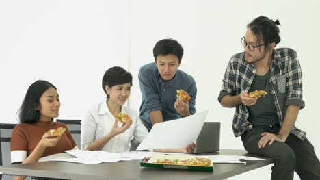 Business-people-eating-pizza-is-break-time-and-meeting-team-together-for-success-project.-Concept-of-teamwork,-relax,-creative-working-and-sharing-idea.