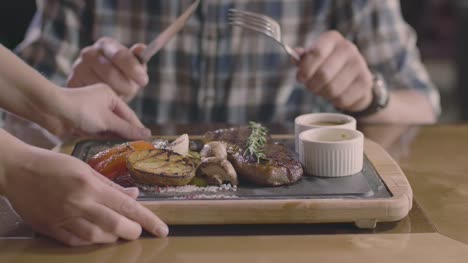 Nur-die-Hände:-Mann-im-Grill-Restaurant-warten-Steak
