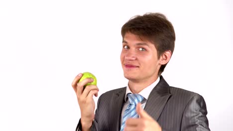 junger-Mann-einen-Apfel-essen
