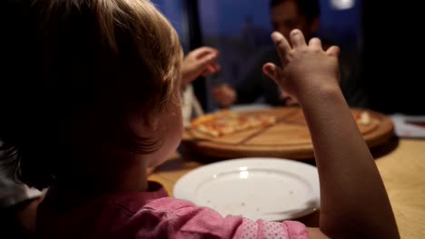 Mutter-mit-Kindern-wählt-Pizza-in-einem-Café-und-haben-Spaß