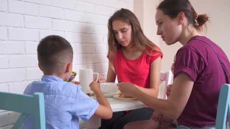 Family-eating-breakfast-in-kitchen-together