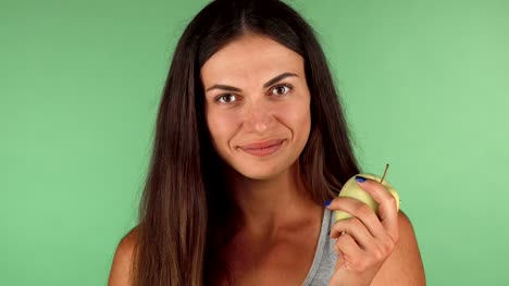 Gesunde-Frau-Wahl-grünen-Apfel-über-Schokoriegel