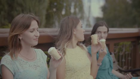 Mujeres-se-refrescante-con-helado
