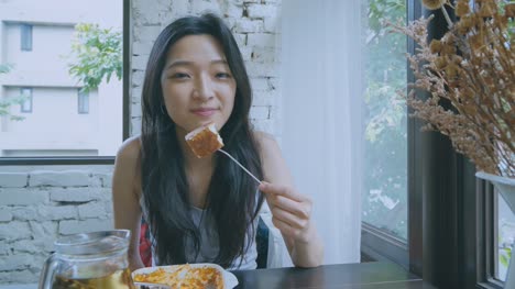 Schöne-asiatische-Mädchen-chatten-mit-Freunden-zur-Mittagszeit