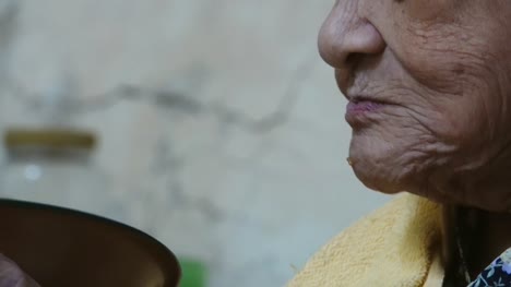 90-Jahre-alt,-der-gesunde-alte-Asiatin-zu-Mittag,-Seitenansicht.