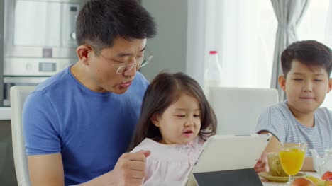 Asiatischen-Vater-und-Kinder-frühstücken-morgens