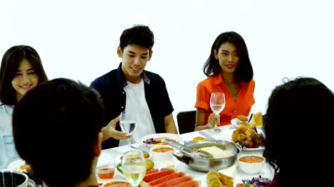 Gruppe-von-Asiaten-mit-Abendessen-an-Silvesterparty-zusammen.-Menschen-sitzen-um-ein-Tisch-und-Essen-zusammen.-Menschen-mit-Silvester-Party-Konzept.