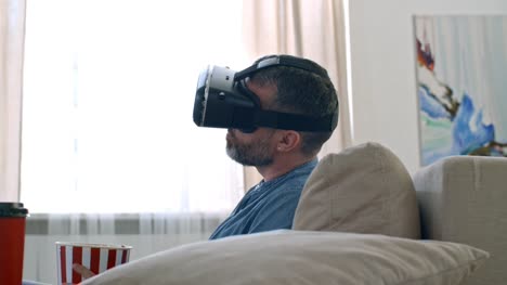 Mann-Film-in-VR-Kopfhörer