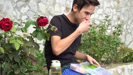 Teenager-eating-a-homemade-healthy-food-outdoors