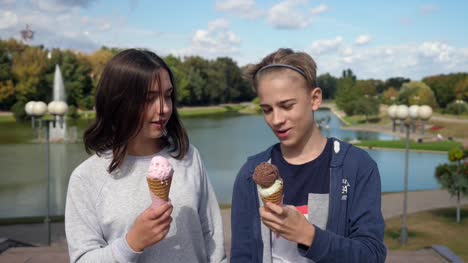 adolescentes-comiendo-helado-en-el-parque,-cerca
