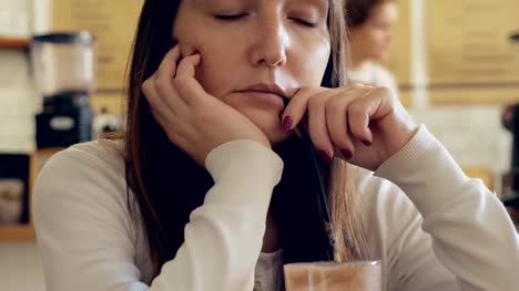 Nahaufnahme-von-trauriges-Mädchen-im-Café-mit-Kaffee,-selektiven-Fokus