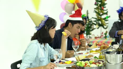 Freunde-gemeinsam-Abendessen.-Menschen-genießen-Sie-essen-und-trinken-in-der-Partei.-Konzept-des-Festivals,-Geburtstag,-Prosit-Neujahr-und-Weihnachten.-4-k-Auflösung.