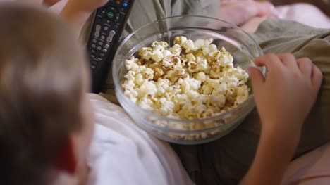Kinder-essen-Popcorn-beim-Fernsehen