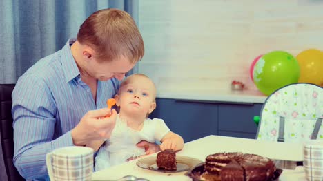 Dad-feeds-baby-cake
