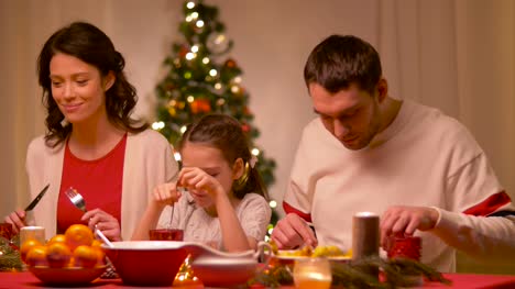 familia-feliz-Navidad-cenando-en-casa