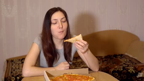 Brünette-Frau-Essen-appetitlich-Pizza-zu-Hause