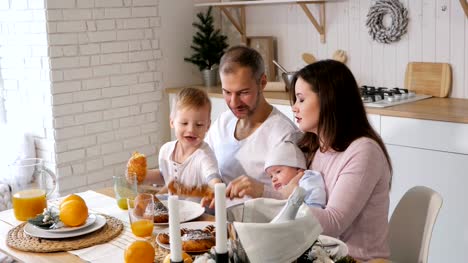 Fröhliche-Familie-frühstücken-zusammen