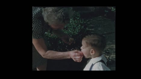 1954-Großmutter-gibt-Enkel-Biss-von-apple