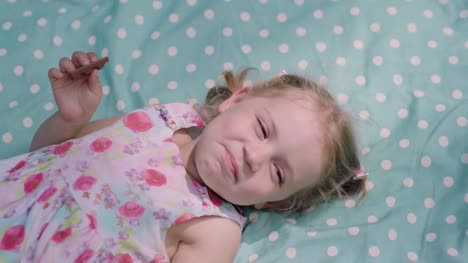 Glückliches-Kind-liegen-und-lachend-aus-kitzeln-Closeup