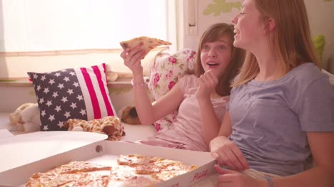 Chica-alimentar-a-su-amigo-Pizza-en-tarde-pijama-fiesta