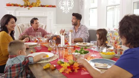 Familienspaß-in-Thanksgiving-Essen-am-Tisch-Ball-R3D