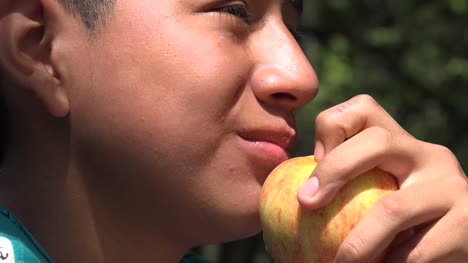 Teenager-junge-isst-einen-Apfel